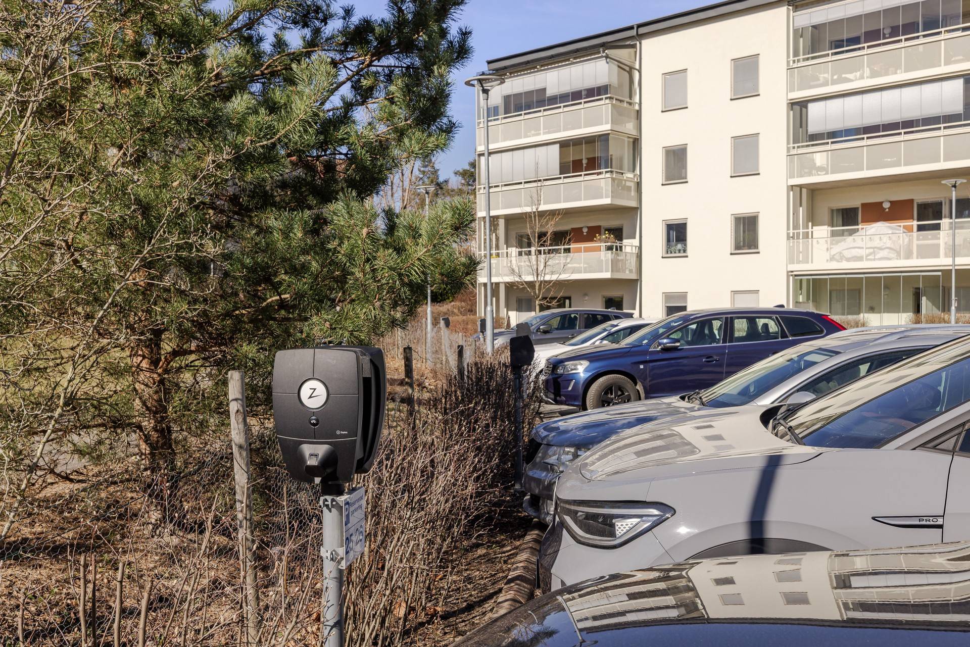har du redan elbil så finns  laddstolpar på föreningens privata parkering.