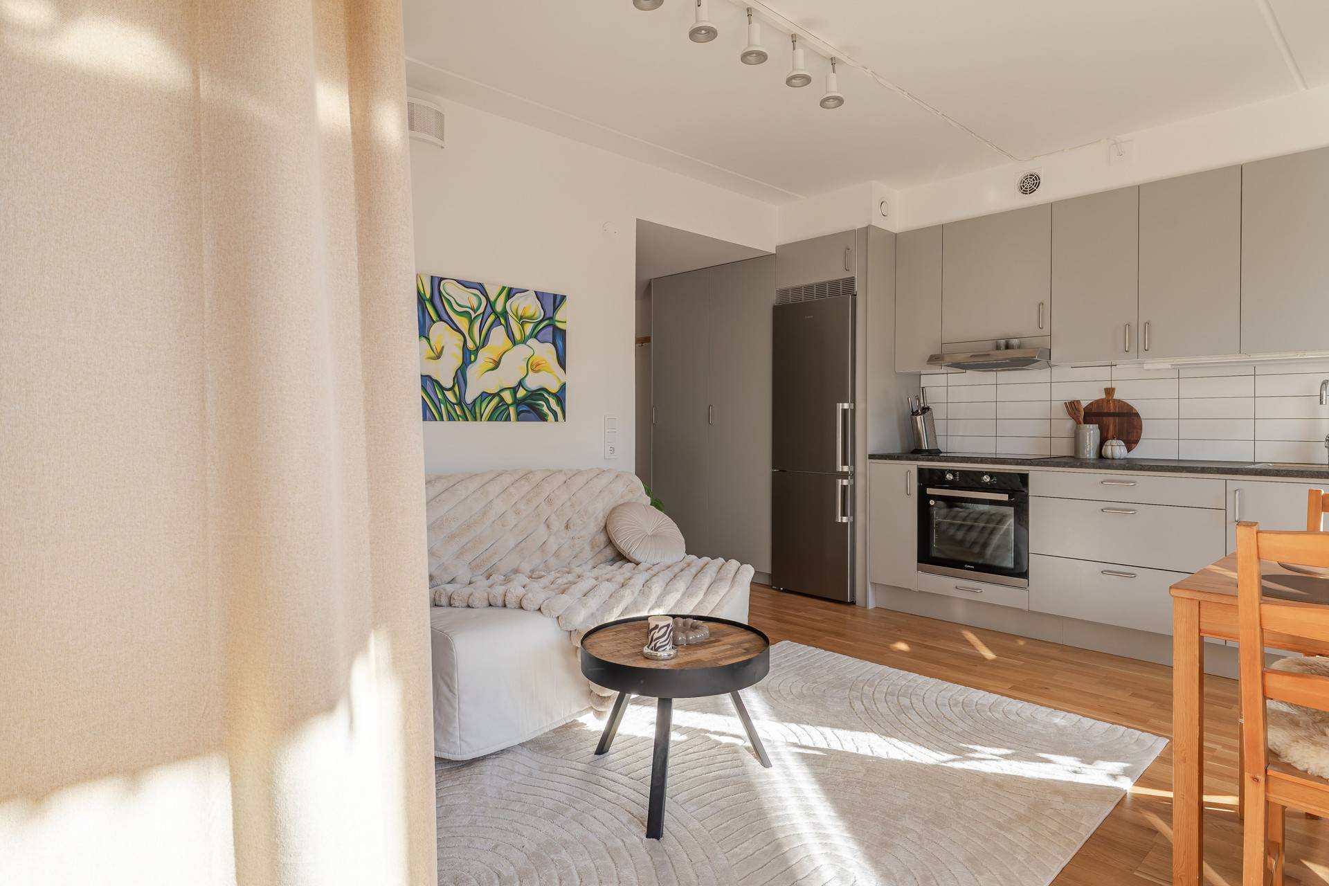 Smart planlösning med plats för både soffdel och sovhörna